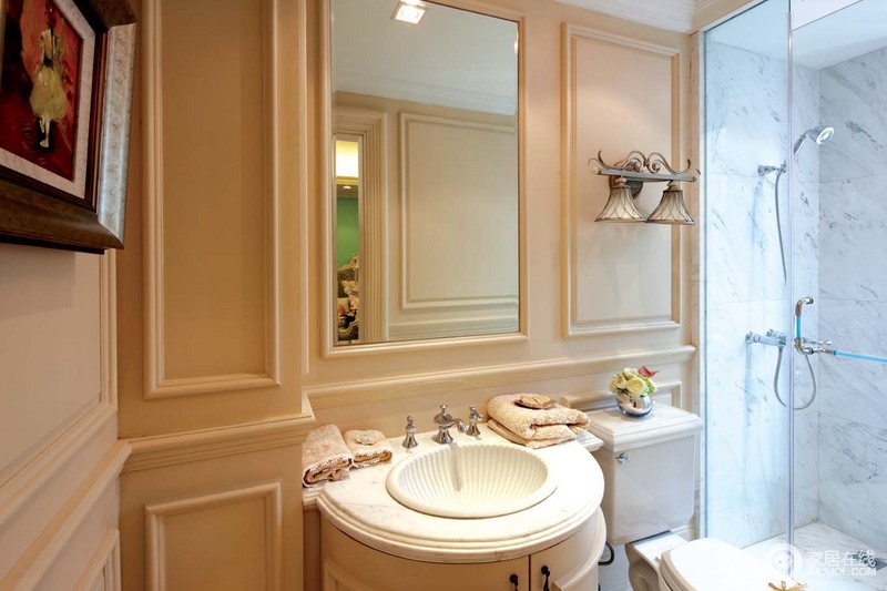 浴室柜结合造型户型整体,加上壁灯.