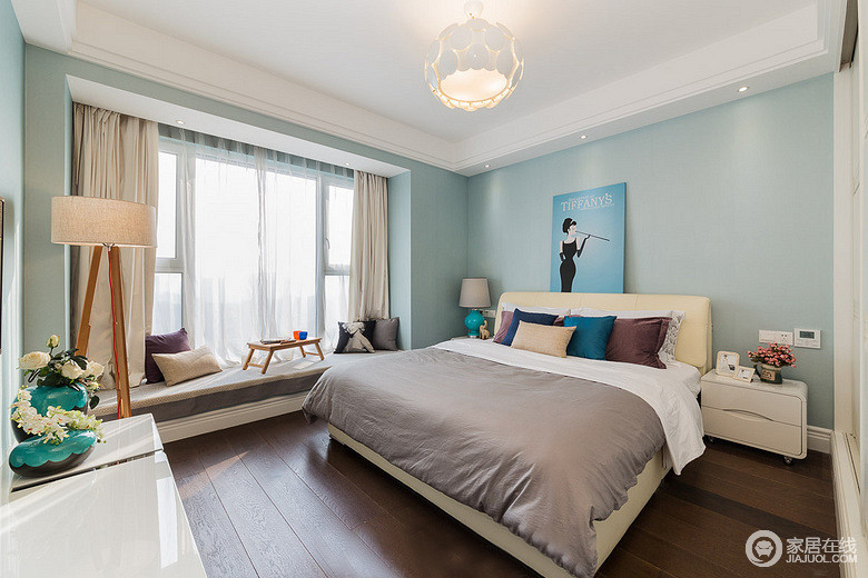 浅蓝色有着清爽纯净感，漆刷在墙面上，整个卧室空间显得清新活泼；飘窗被改造成榻榻米，放上靠包和小茶几，便成一处怡然自得的休闲空间。
