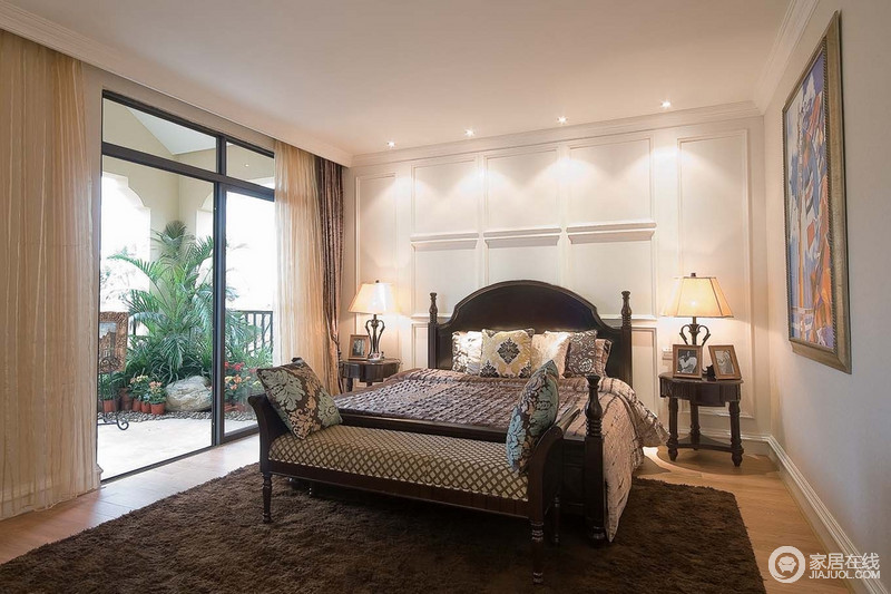 白色墙面因为方格的加入肌理也丰富起来，褐色的地毯及木质床，将传统装饰特点显现出来。