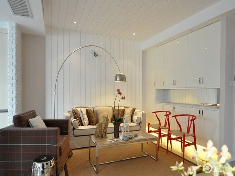 客厅通过清晰、简明的线条勾勒空间，并以白色收纳柜的形式，让空间极具功能性；白色背景墙的白色板材与之呈素净质朴，布艺沙发组合，体现出对品质的追求，红色新中式餐椅锦上添花，带来些许色彩感，洋溢生机与热情。
