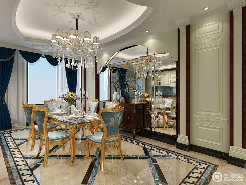 餐厅延续了客厅的优雅高奢，洛可可式的华贵体现在镀金装饰的餐桌椅上，蓝底白花的椅面和餐面，洋溢着热烈的芬芳。背景的装饰镜映照着空间内容，既扩展增容又放大空间的贵气。