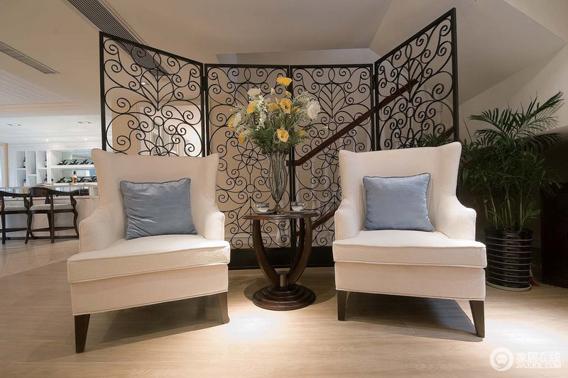 镂空雕花铁艺屏风将工艺质感增加在空间中，让白色的扶手椅不再落单，黑白配才是经典的优雅。