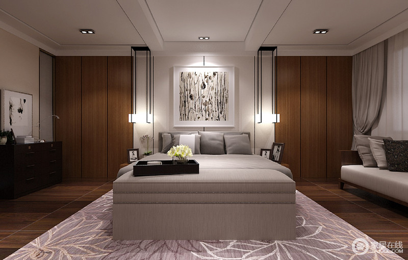 卧室采用规整的对称，在统一的色调和结构中，展现出安静的严肃感，蕴含着平衡稳定之美；尾凳色调与床品保持一致，形成视觉上的延展；灰紫色地毯上印花缱绻迤逦，与床头悬挂的凋荷对比碰撞。