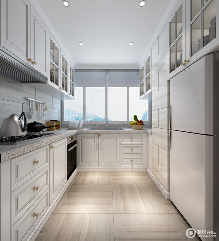 厨房没有选用深色，而是通过白色板材和灰色波点大理石台面组成一个线条感强劲的空间，并通过悬挂柜来增加存储功能；木纹地板柔和的色彩和条纹，裹挟着自然的气息，令厨房更整洁。