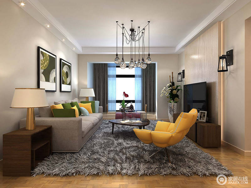 线条简洁的客厅中，虽然沙发和地毯都为冷淡灰，甚至木质家具都以深色为主，不免有些冷清；但是设计师以彩色靠垫和黄色单椅、抽象画作来点缀，与球泡吊灯构成现代和雅。