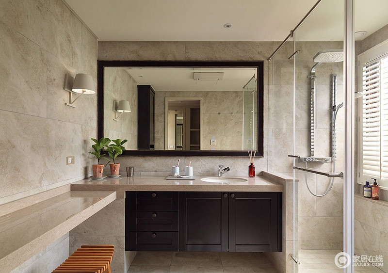 大理石的墙面，灰褐色的洗漱台，干湿分离的设计，让卫生间的基调也是干净明快