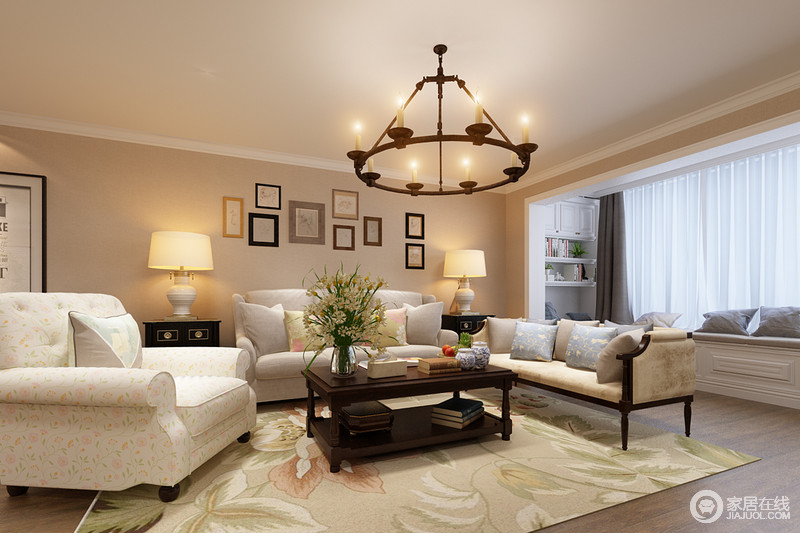 客厅设计得简约大气，清婉地花纹布艺沙发、绿叶型地毯都体现着美式清闲，浅咖色的墙面与深色系的茶几赋予空间平衡之美，也为整体空间营造出一种舒适的氛围。
