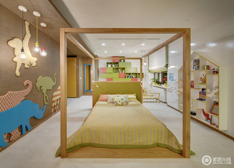 儿童房是一个充满童趣的世界，墙面的动物雕饰、房子状的悬挂式收纳柜着实是孩子的最爱；而实木支架床现代而简约的设计，在绿色几何柜的衬托中共写整洁，和谐中表达了现代艺术的简约意蕴。