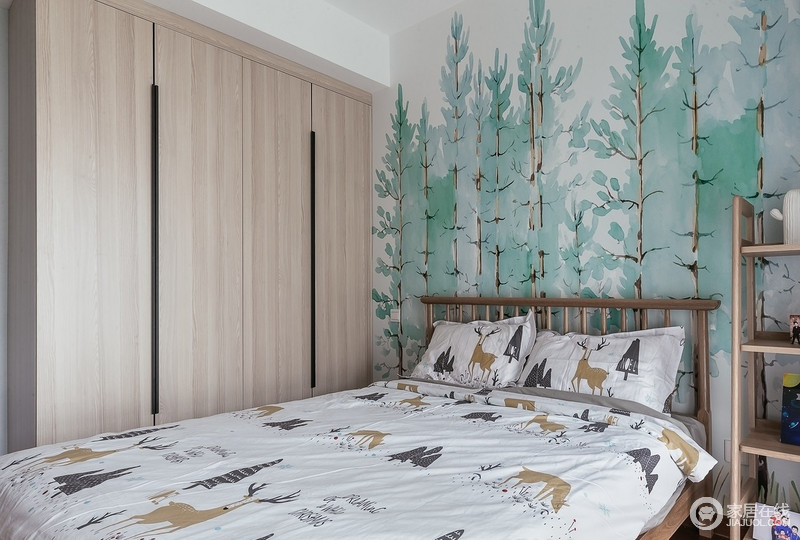 卧室整体都是用原木色家具，在搭配绿色竹子的背景墙绘背景纸，整体上营造一种低调宁静感；床品是小鹿图样，生机活力，给主人带来生命力。