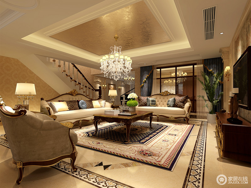 客厅采用成熟华贵的金黄色，奠定富丽堂皇的基调，天花顶使用金箔饰面，提亮空间明度外，更添高贵气质；复古的家具、拼花地毯与花纹溜边的地板，搭配的空间相得益彰。