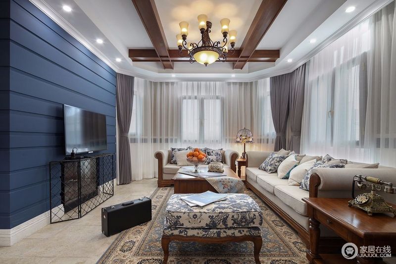 客厅作为重要的待客区域，在保持空间的宽敞明亮的同时也注重其私密性，蓝灰色的背景墙使整个空间更加的沉稳大气。