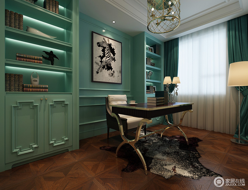 书房大胆的使用孔雀蓝铺陈，优雅与浪漫相融，配复古木色地板和黑金色书桌，赋予了空间典雅精致的格调。墙面挂画里的斑马与地毯所散发出的野性，为空间添加一份活力不羁。