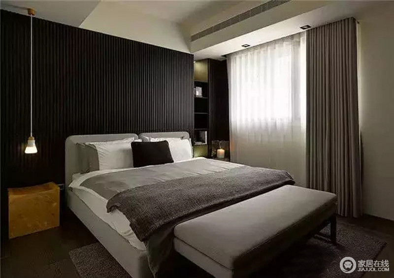 卧室可谓是暗调现代，黑色暗纹背景墙虽然看起来沉重，但白灰色的床品将优雅置于空间，在白色纱幔的装点下，卧室散发着现代气韵。