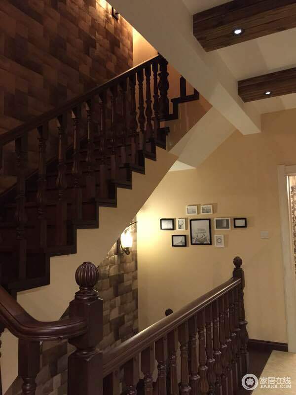 楼梯间挂画加上壁灯楼梯栏杆的结合,效果美美
