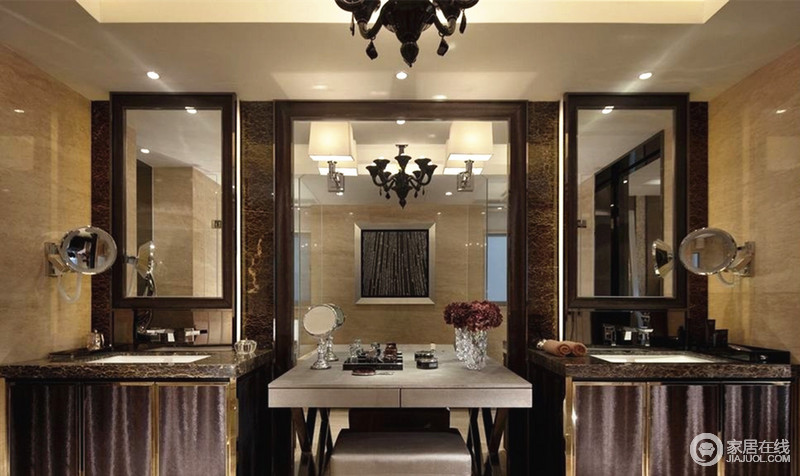 对称的盥洗台加上镜面装饰，让整个空间透亮大气。