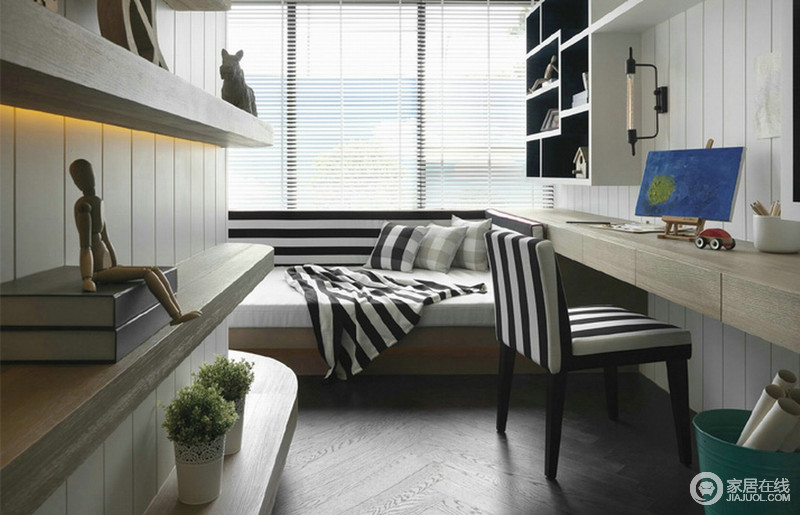 卧室被不同色彩和材质的木材所打造，呈现出了一个温情的北欧之家；简约管式壁灯与白色板材立面形成对比，与黑白条纹单椅、床品共写摩登，而实木家具的实用质朴，愈显简温。