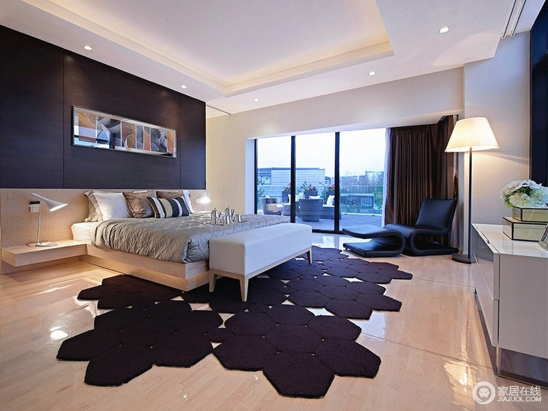 空间色调简单，只有黑、白和淡黄，六边形缝合的地毯让卧室变得，妙趣横生。