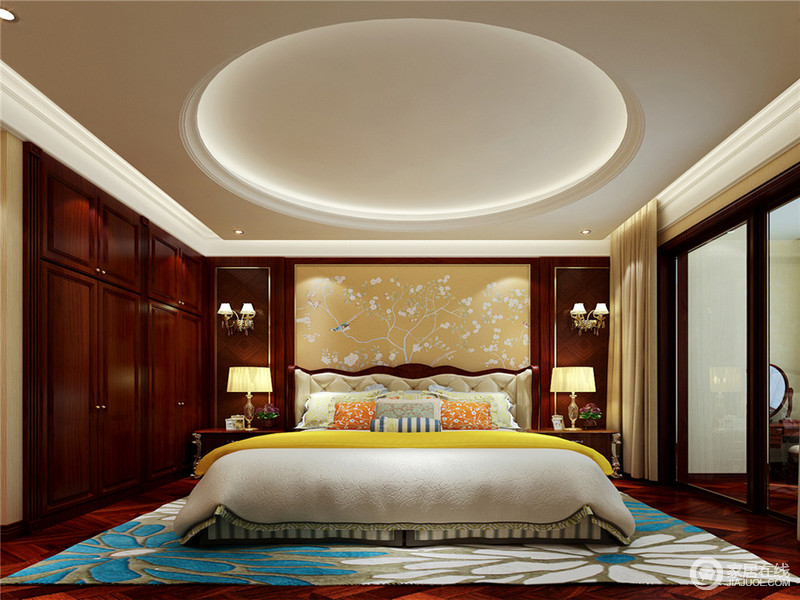 充满中国风的卧室，寓意圆满的天花顶下，褐红木色的装饰墙板与内置衣柜相连；明黄花鸟图代表富贵吉祥，与地毯上的盛放的蓝白花卉相得益彰。
