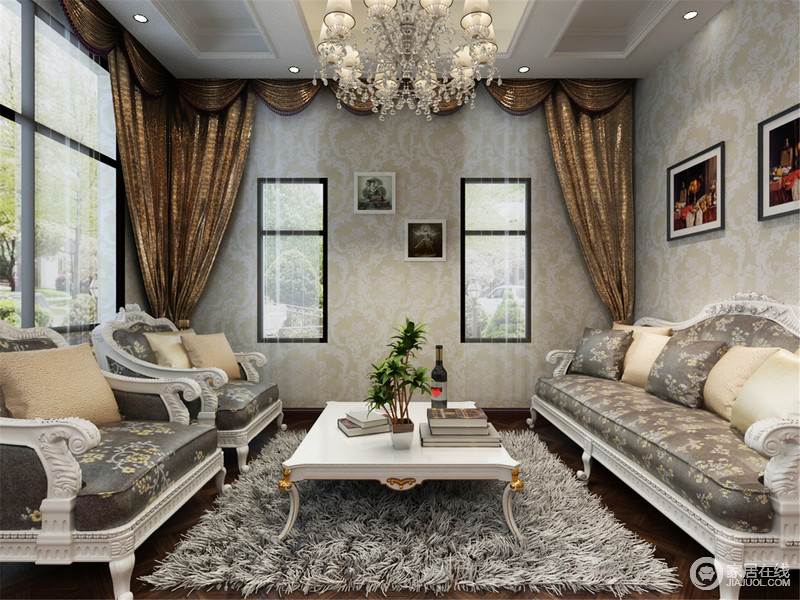 一层的休闲室，因为白色实木雕刻的沙发显得精致，灰色花卉皮质沙发垫带着田园的清怡和复古之美，让家格外优雅；灰色地毯衬托着白色曲线的茶几，简约中蕴藏着小华丽，并因为黄色窗帘的金箔感，格外华贵。