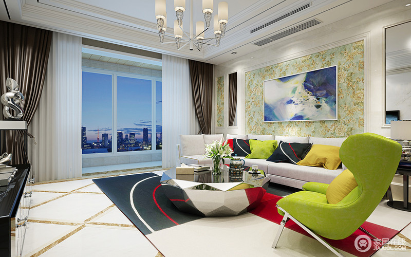 客厅里无论是强烈对比的红、绿、蓝，亦或是充满未来感的银色不规则茶几，都赋予了空间后现代的质感设计。搭配风格迥异的抽象挂画与清新碎花壁纸，碰撞的空间充满了蒙太奇。
