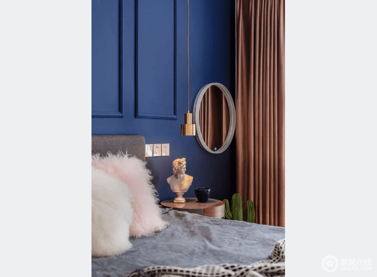 整体背景墙以深蓝色为主，搭配暖色的窗帘形成强烈的对比，再配以金色的饰品点缀，增加一丝奢华。