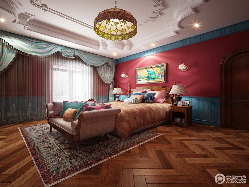女孩子的房间则更强调公主式的梦幻感营造， 独特的红蓝墙面以不规则比例拼接，搭配波西米亚风的床品、地毯及吊灯，在精雕细琢天花下，甜美浪漫的娇艳被彰显的淋漓尽致。