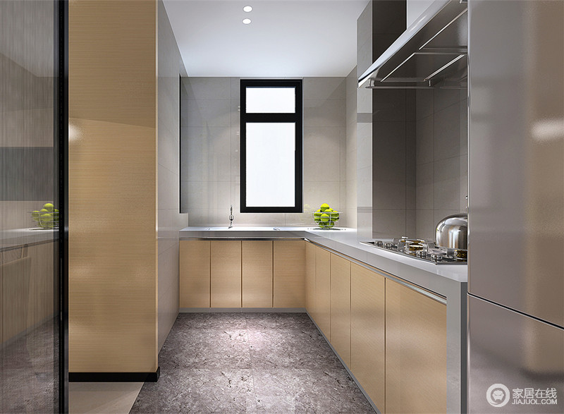 中性的灰色厨房空间，以L型布置料理台，透着时尚的精致质感；温润的木色运用在地柜和垭口墙面上，制造了鲜明的层次感，强烈的色彩对比也起到一定的调和作用。