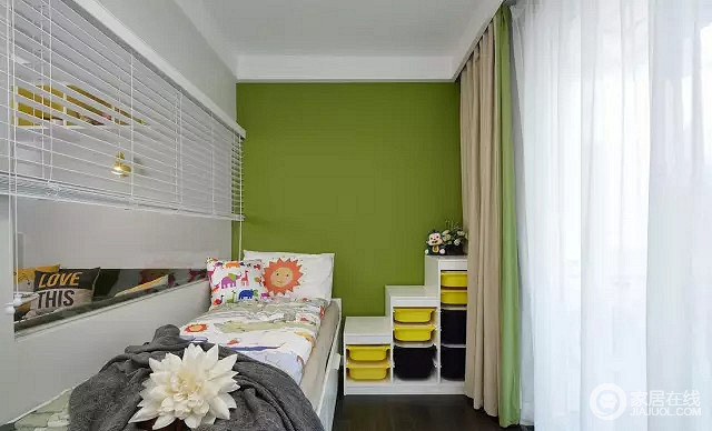 儿童房虽然不大，却十分温馨，绿色漆粉刷墙面多了自然清新，并因白色纱幔显得尤为纯净；实木架内的黄黑收纳盒简单实用，分区明显，百叶卷帘的线条感，与自然景致地床品构成简单小温馨。