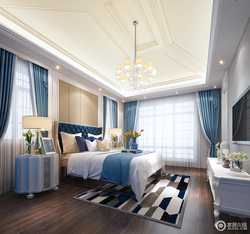 卧室白色调的纯净因为蓝色窗帘多了优雅，米色板材背景墙与台灯让整个空间多了暖意；蓝白灰几何地毯、圆形床头柜和谐中生发出蓝色清幽。
