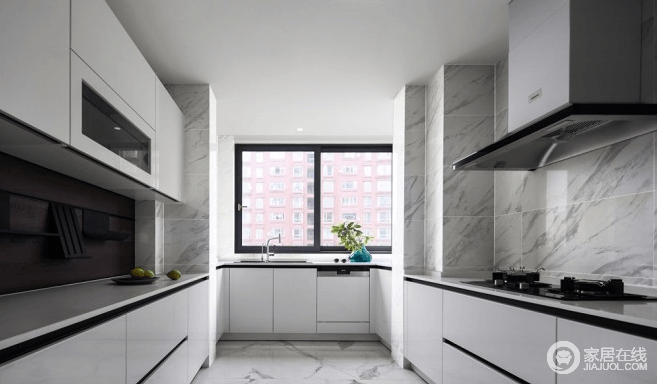 厨房采用隐形门设计，让视觉更为统一，纯粹的灰色地砖搭配白色橱柜，让空间在素静之中，彰显一种生活的收纳之美；利落的线条设计，张扬现代生活所具有的品质。