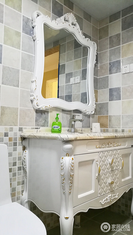 卫生间采用干湿分区设计，特别干区，典型欧式线条的镜面和洗面柜，高贵、大方。