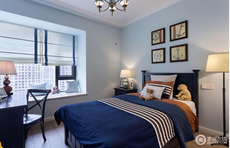 卧室以浅蓝色漆粉刷墙面，与深蓝色床品构成同色系的对比，浓淡之间，更为沉静；美式实木床头柜和书桌十分考究，暖色调的装饰画有助于调和舒适与温暖，飘窗也是巧妙地营造惬意和休闲的生活氛围，而不同款式的台灯满足不同的需要，让生活更为舒适。
