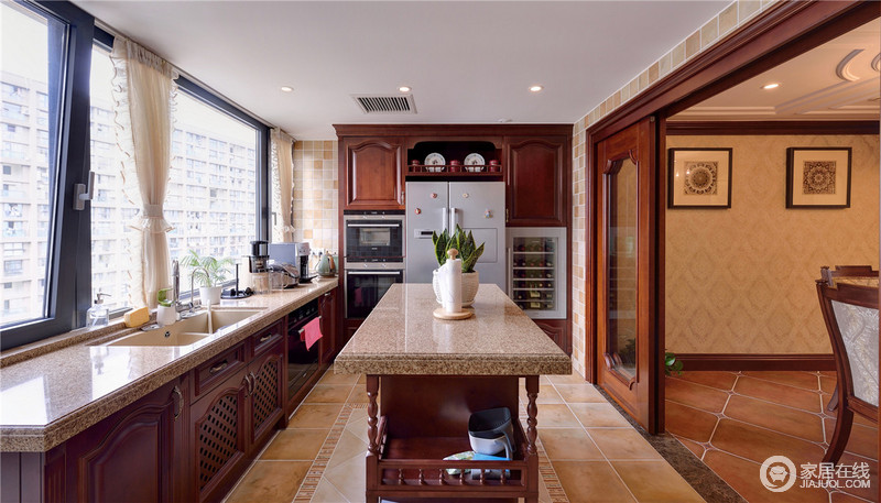 厨房空间很大，让主人公可以在美味上有列多的追求，富的色彩感，舒适的空间感与材质的节奏感来体现优雅与不俗。