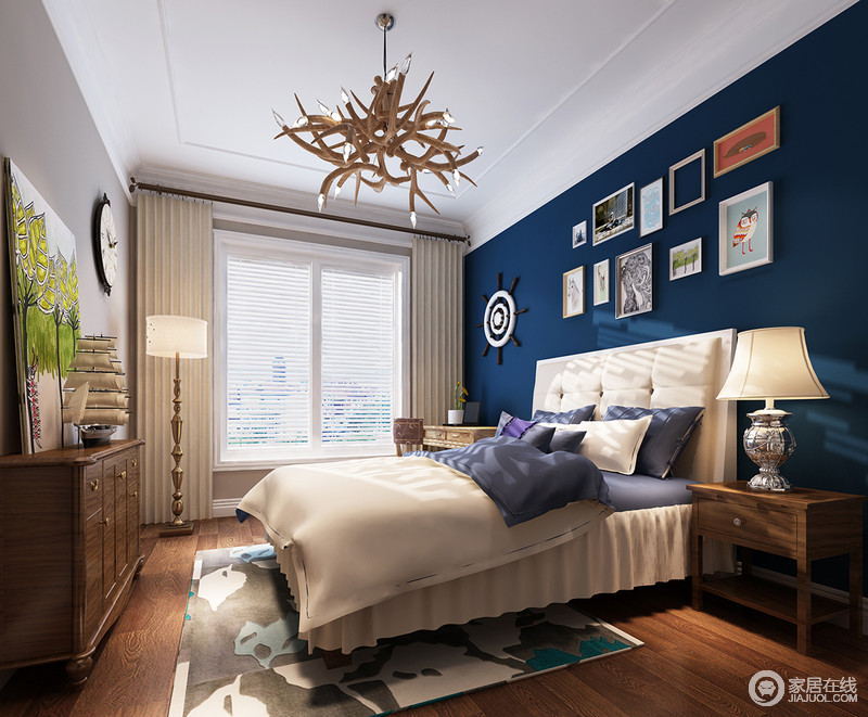 卧室以美式元素为主，古朴的质感愈显美式设计的精益求精，让空间更实用自在；深蓝色背景墙上的艺术画风格迥异，呈现出多文化效果；乳色的床品与整体空间用色调和，温馨舒适并举。