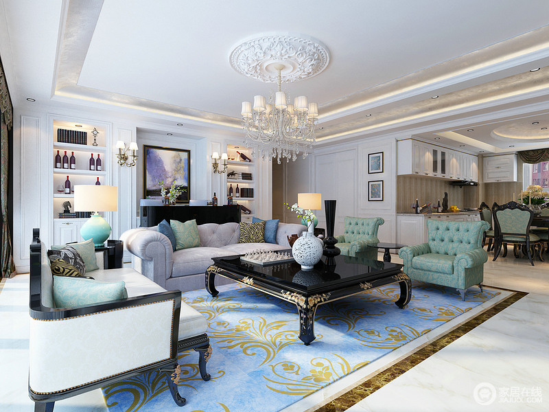 客厅以白色为基调，巧妙地以新古典实木铆钉沙发搭配花雕黑色茶几，对比中尽显复古华丽；美式新古典绿色扶手椅及灰色布艺沙发素中有青，调和出温馨，而蓝色花卉地毯让空间多了清幽，更显尊贵。