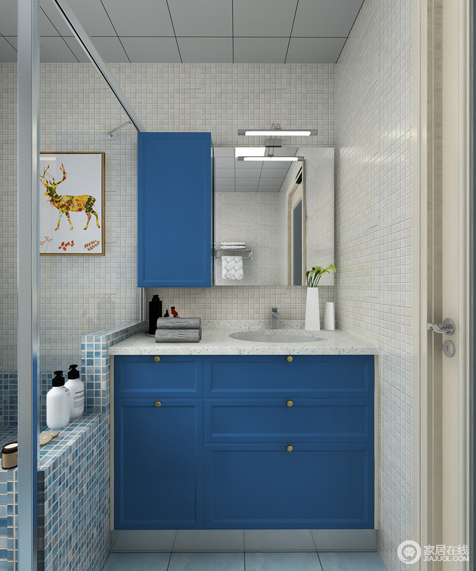 卫生间靛蓝色的盥洗柜搭配镜面柜，解决了空间收纳的问题，实用之余，更填时尚。