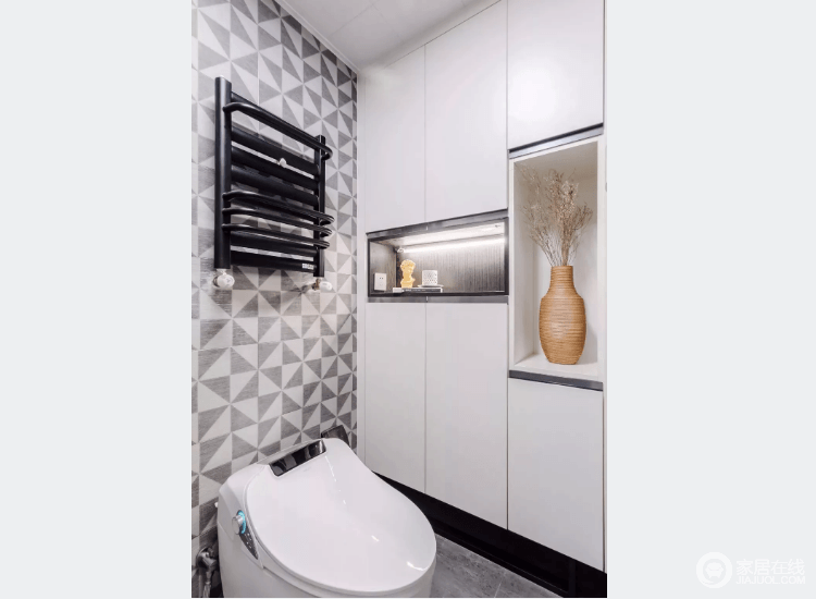 灰白瓷砖较素雅，显得卫生间更干净，定制储物柜让卫生间拥有大收纳空间。