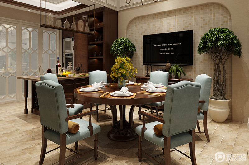 餐厅中原木圆桌、蓝色布艺餐椅略带有休闲美式风，也更为柔和大方，与原木组合在一起，亦古亦新。