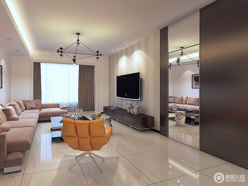 电视墙被冠以材质的混搭，淡彩的条纹壁纸拼接棕色木质，镶嵌大面积的落地镜，将沙发区域的色彩映照，使空间形成冷暖的结合互动，简约的空间也显得创意无限。