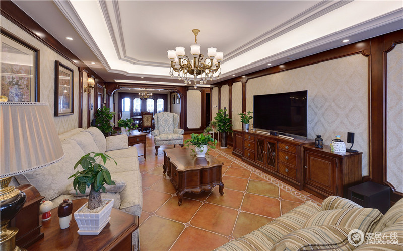 房子空间大，留给客厅的空间一样大，橙色的地砖加白色的墙纸，好的房子同样需要优美的比例感。