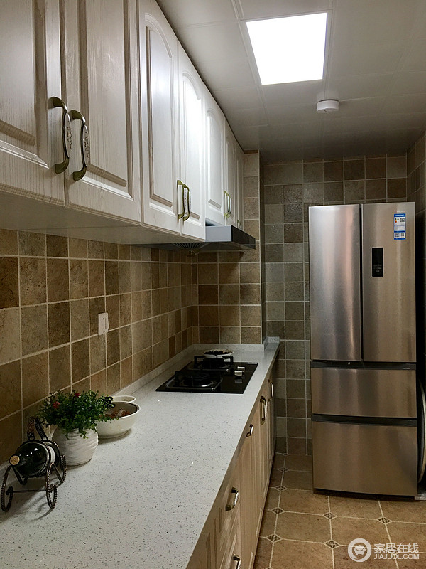 厨房的光线不好，面积不大。就把生活阳台和厨房做了一个联通的设计，厨房瞬间看上去就大气了。