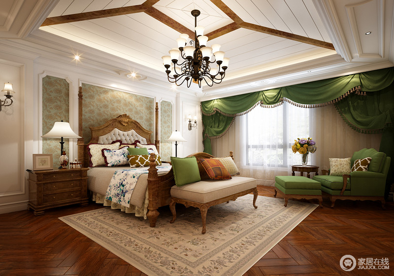清新的白色护墙板与天花木顶形成空间基底，点缀的棕黄桃木与地板呼应。床品、窗帘布艺和沙发椅面的草绿，使空间透着清爽气质，在夏日的燥热中具有安抚情绪作用。