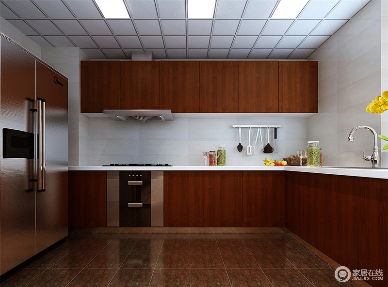 褐红木色的橱柜呈现L型，背景的灰白大理石打破敦厚感，营造空间上的轻盈。壁挂条收纳厨房的厨具用品，使空间井然有序，银色质感的家电为空间带来时尚品质。