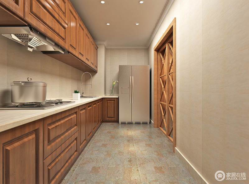 厨房的地砖与整体空间的用料一致，实木定制的整体橱柜以实用性为出发点，上下两层可谓储物功能强大；厨房门以层叠的几何造型让空间不单调，多了些立体感与自然的朴质。