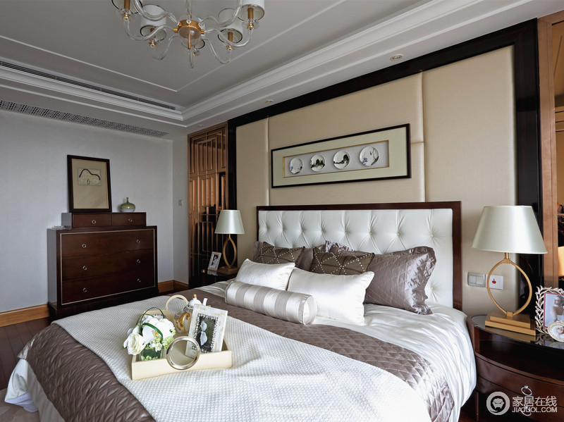 卧室中白色与浅灰色床品丝质优良，是缓解疲劳的备选品；两盏个性地台灯如空间的使者播散欢乐。