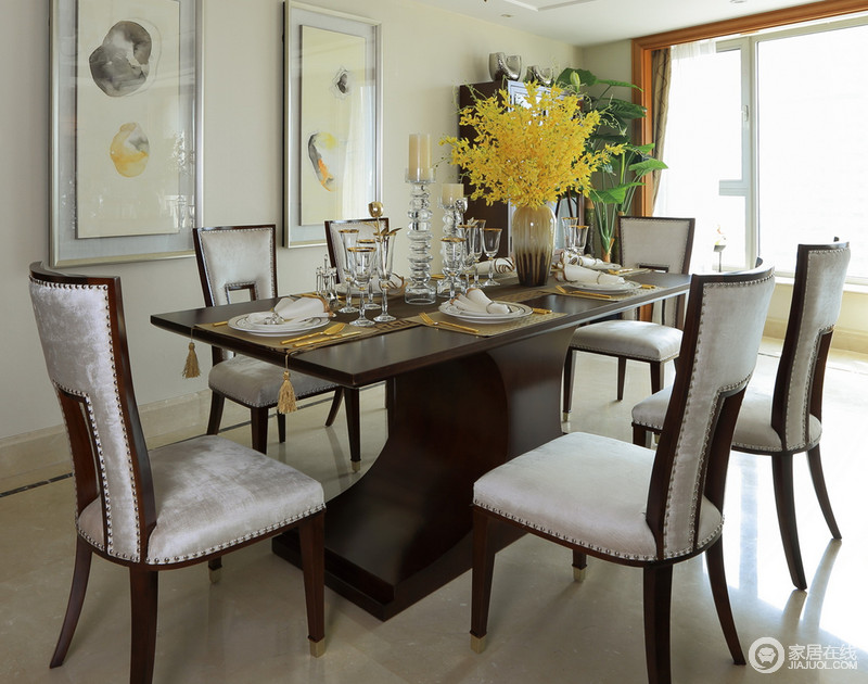 餐厅中简约美式吊灯与造型个性的餐桌、餐椅勾勒出视线流畅的空间，两福挂画与明艳的黄花让美景停驻。