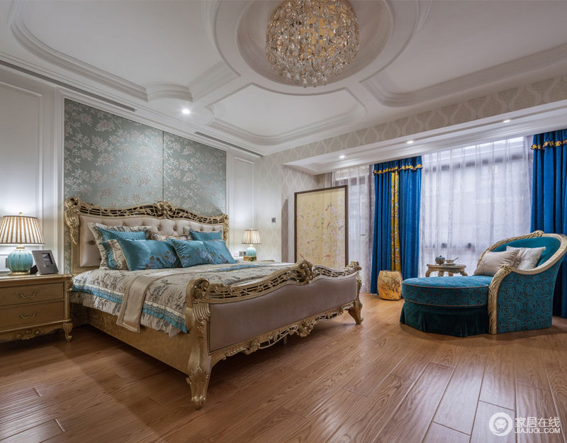 不论是床头还是床体支架，精美雕刻的工艺让双人床十分精贵，也添加着温和；蓝色法兰绒圆沙发穿插在房间中，增加了活力与生活的随性与自由。