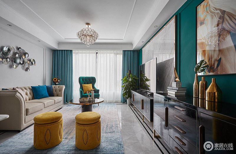 客厅空间轻快明亮，孔雀绿的背景墙与家具、窗帘相互统一，局部姜黄色的点缀让色彩更加活跃，跳动着时尚因子。