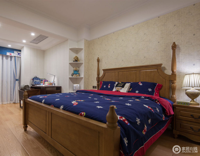 虽然空间中选用圆柱简式支架床，但是为了摆脱木质的古感，特意将床品选为藏蓝色，让卧室满含童趣。