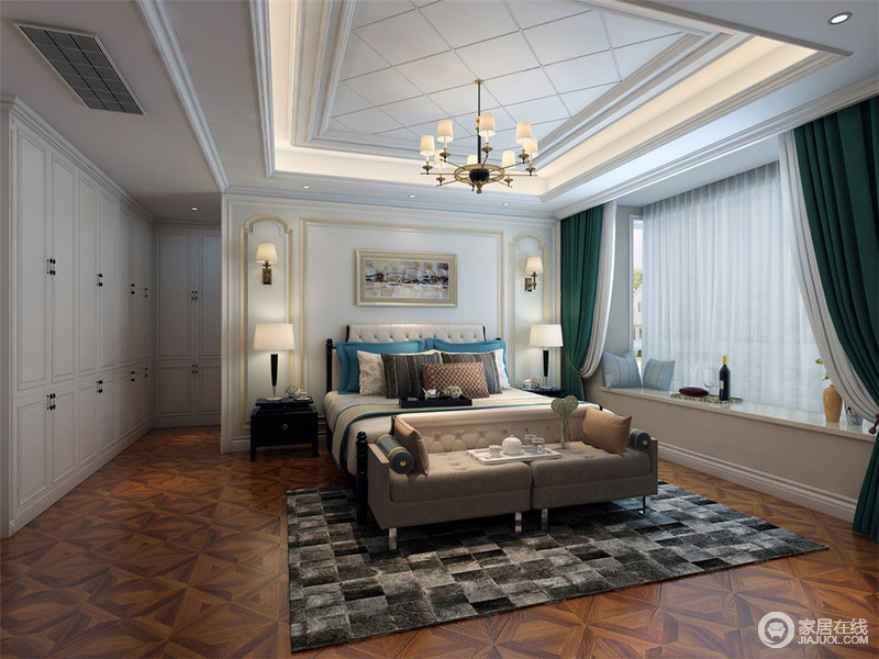 卧室整体多采用对称造型，金线细腻装点，使白色纯净中多了份低奢；搭配精致的家具、寝具，在蓝、灰、黄、绿和白的色调混合中，空间显得优雅妗贵。